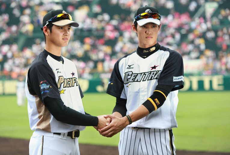 2014年のオールスターで同い年の藤浪（右）と記念撮影する大谷　©︎JIJI PRESS