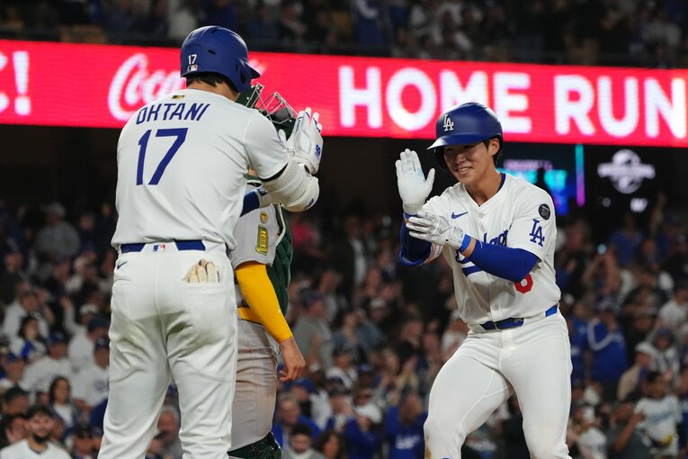 メジャー初本塁打を放ったキム・ヘソンを韓国式の祝福ポーズで出迎える大谷　©︎Shizuka Minami