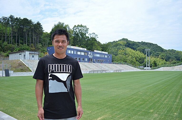 本拠地のピッチを前に笑顔で撮影に応じてくれた駒野友一。37歳、今治の地で今もなお健在だ。 ／ photograph by Toshihide Ishikura