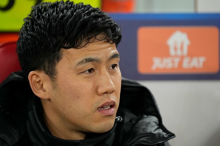 今季プレミアリーグとCLでは出番が限られる遠藤航。取材する英国人記者の“移籍のウワサ”とリバプールでの展望は？ ／ photograph by NurPhoto/Getty Images