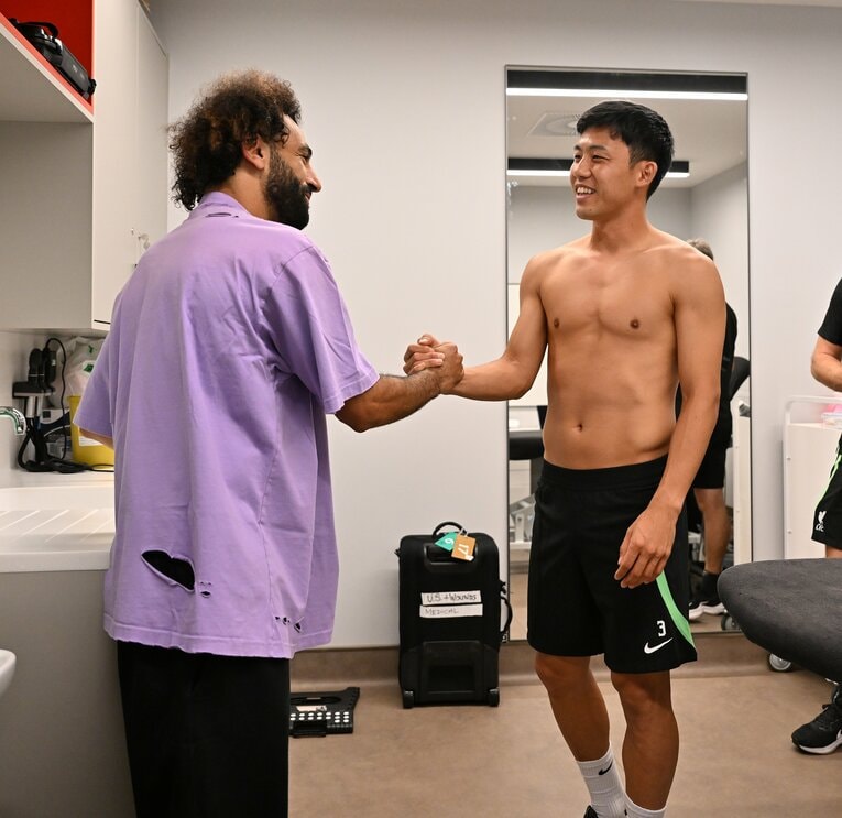 写真は8月、リバプール移籍決定直後にサラーと話す遠藤　©AFLO