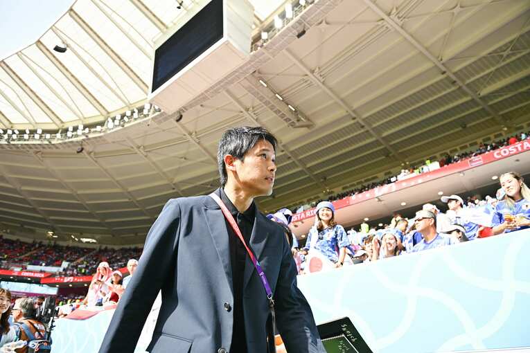 現地リポートをする内田篤人　©Takuya Kaneko/JMPA