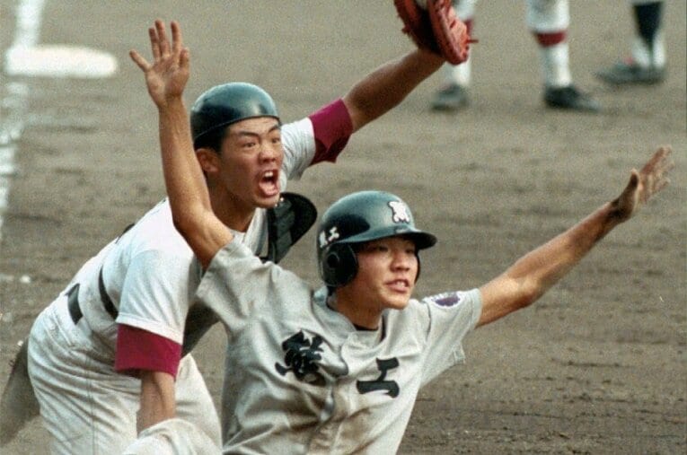 1996年夏の甲子園、のちのちまで「奇跡のバックホーム」と語り継がれるスーパープレーが生まれた。大返球で三塁走者を刺したのは矢野勝嗣（松山商）だ ／ photograph by KYODO