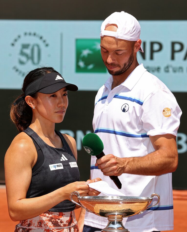 全仏オープンの混合ダブルスで優勝後、異例のスピーチを行なった加藤未唯。大会プログラムの裏に原稿がしたためられていた　©︎Getty Images