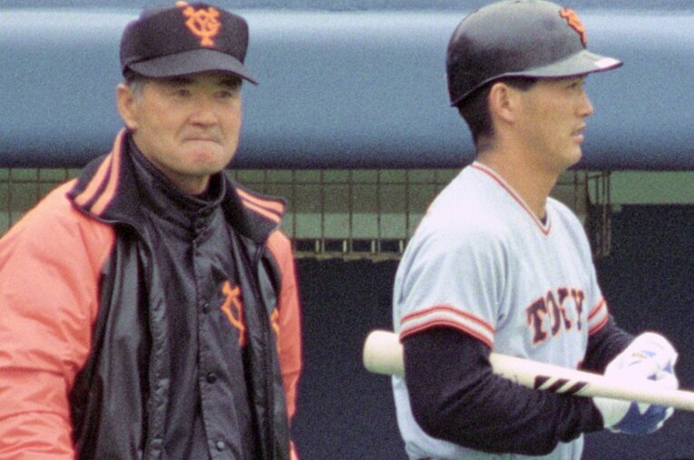1993年、巨人にトレード移籍した長嶋一茂。写真は同年オープン戦で、長嶋茂雄監督と一茂　©KYODO