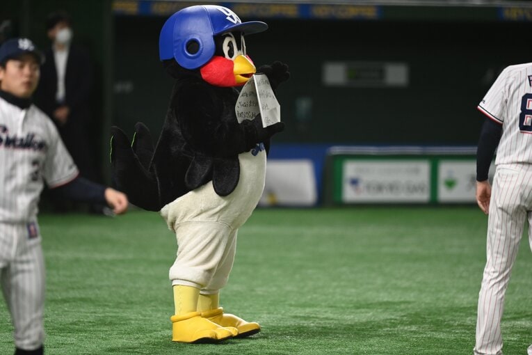 日本シリーズでもつば九郎のカンペ芸は健在！　©Naoya Sanuki