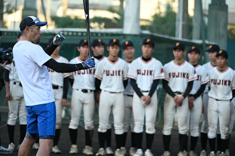 富士高校野球部を指導したイチロー　©Naoya Sanuki