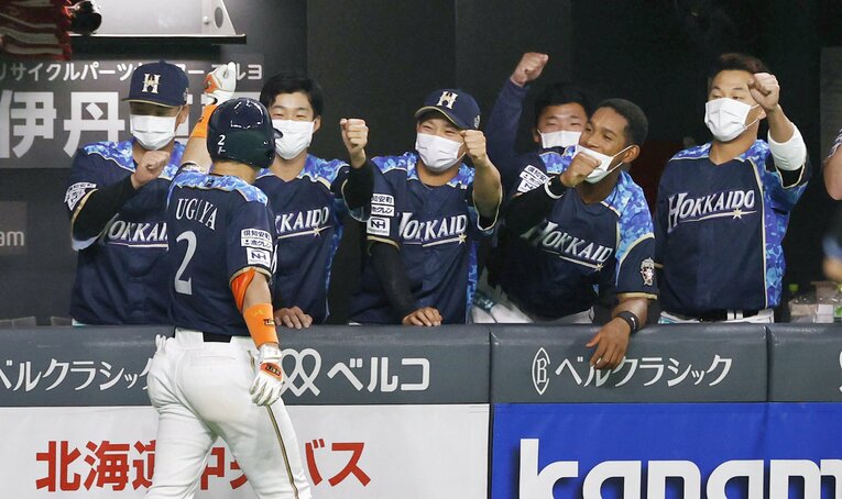 再開初戦の5月7日、ホームランを放った杉谷を迎える日ハムベンチ　©KYODO