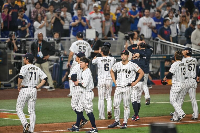 敗退後、最後の整列。観客に頭を下げた後、立ち尽くす菊池雄星　©Nanae Suzuki