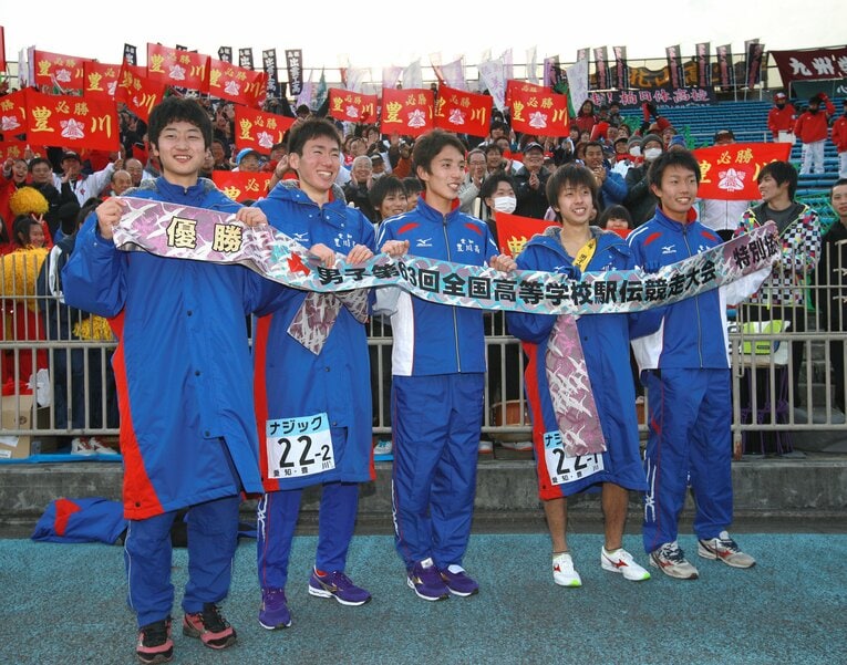 仙台育英高からの転向組を主力として初出場で都大路を制した2012年の豊川高　©︎JIJI PRESS