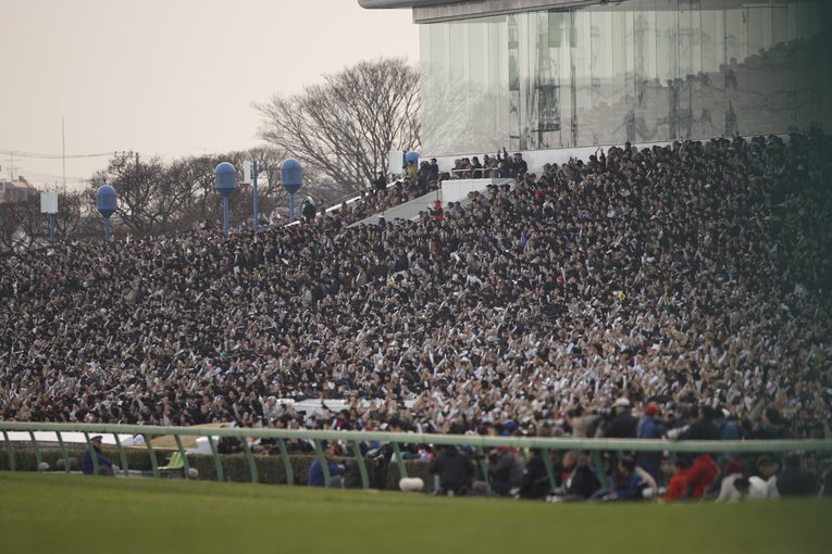 ディープインパクトの引退レースとなった2006年の有馬記念。超満員の中山競馬場にすぎやまさんが作曲したファンファーレが響き渡った　©BUNGEISHUNJU
