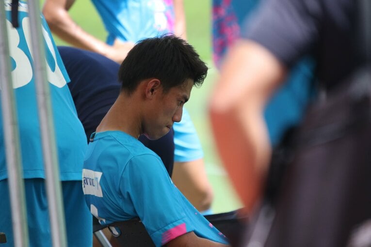 クラブユース選手権で敗退し、ベンチで考え込む中野　©︎Takahito Ando