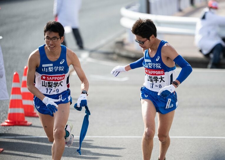 戸塚中継所にて篠原楓（右）から襷を受け取り走り出す遠藤　(C)Nanae Suzuki