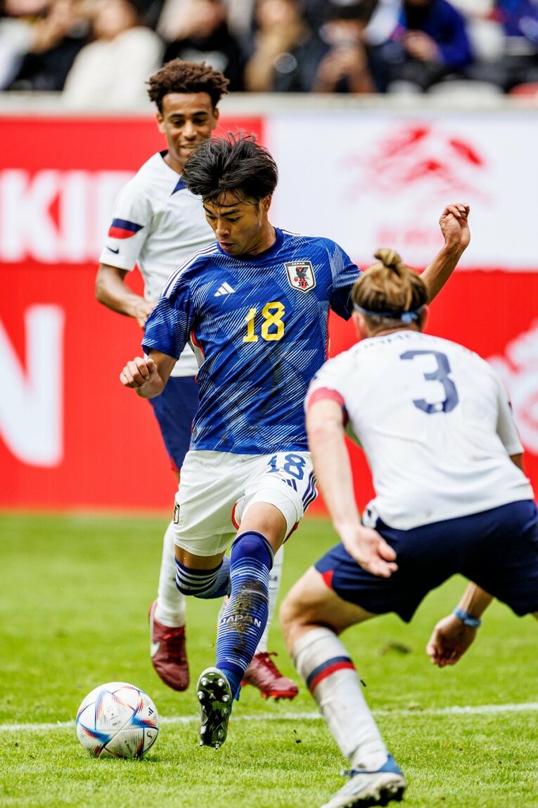 三笘薫のゴール連続写真（3／8）　©Kiichi Matsumoto