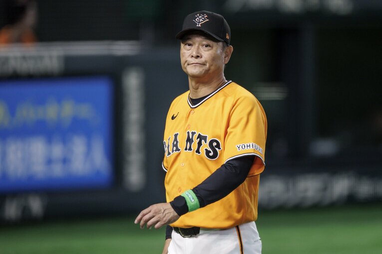 阿部慎之助前監督の退任を受け、急遽監督代行の座に就いた橋上氏　©︎Kiichi Matsumoto