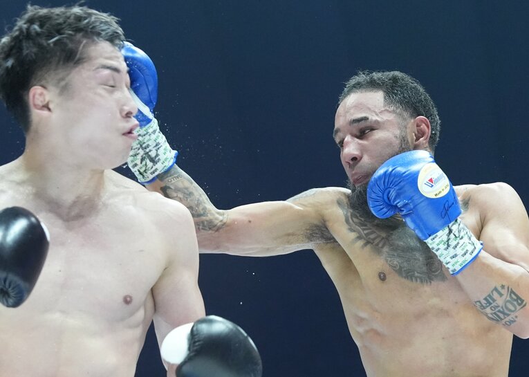 ネリも左右のフックで応戦する　©Naoki Fukuda