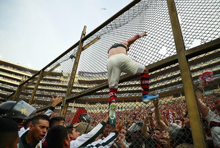 リオの象徴キリスト像までユニ姿。劇的な南米王者フラメンゴの狂宴。(5) ／ photograph by Getty Images