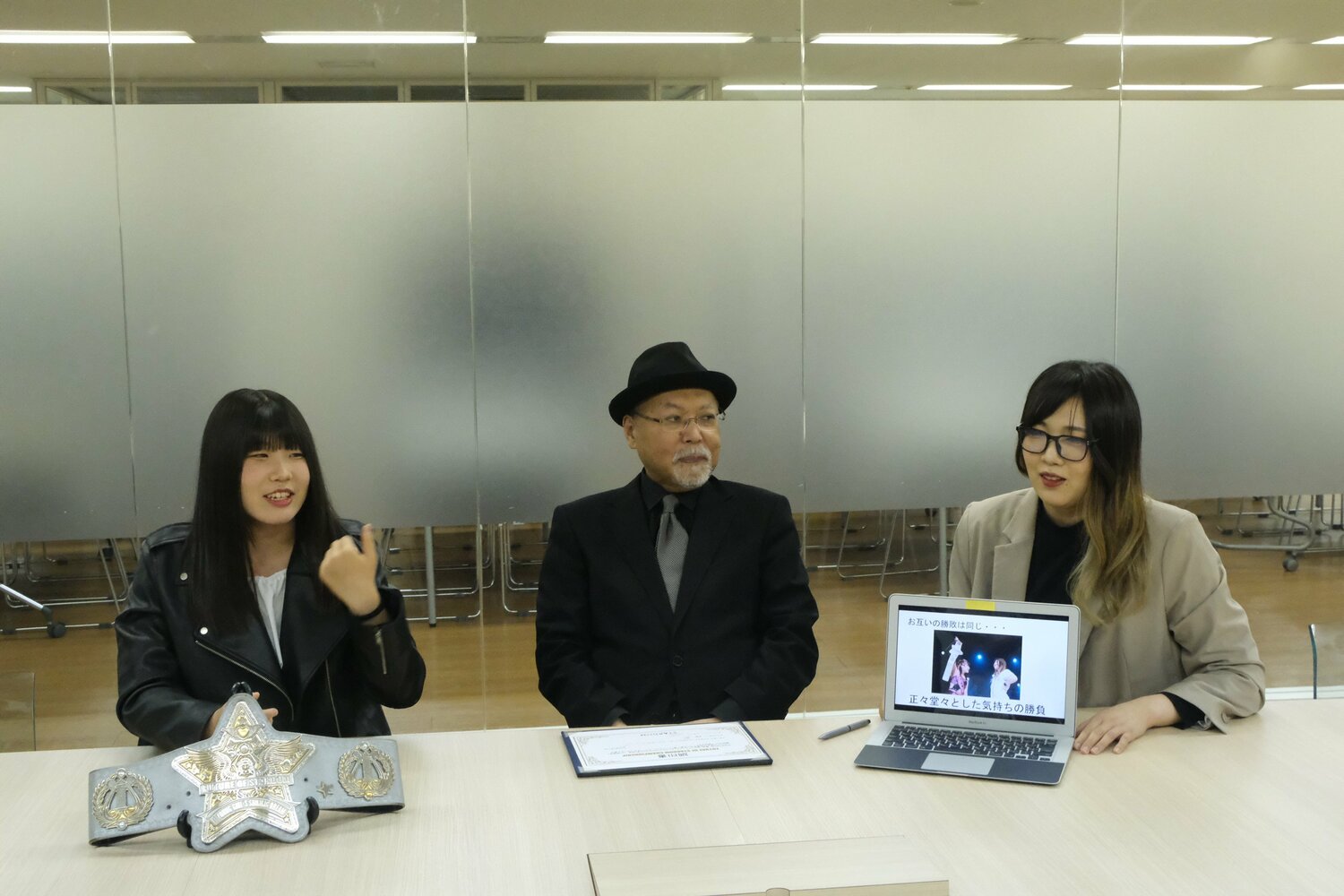 吏南とのタイトルマッチに向けた会見。パワーポイントを使ってアピール　©Norihiro Hashimoto