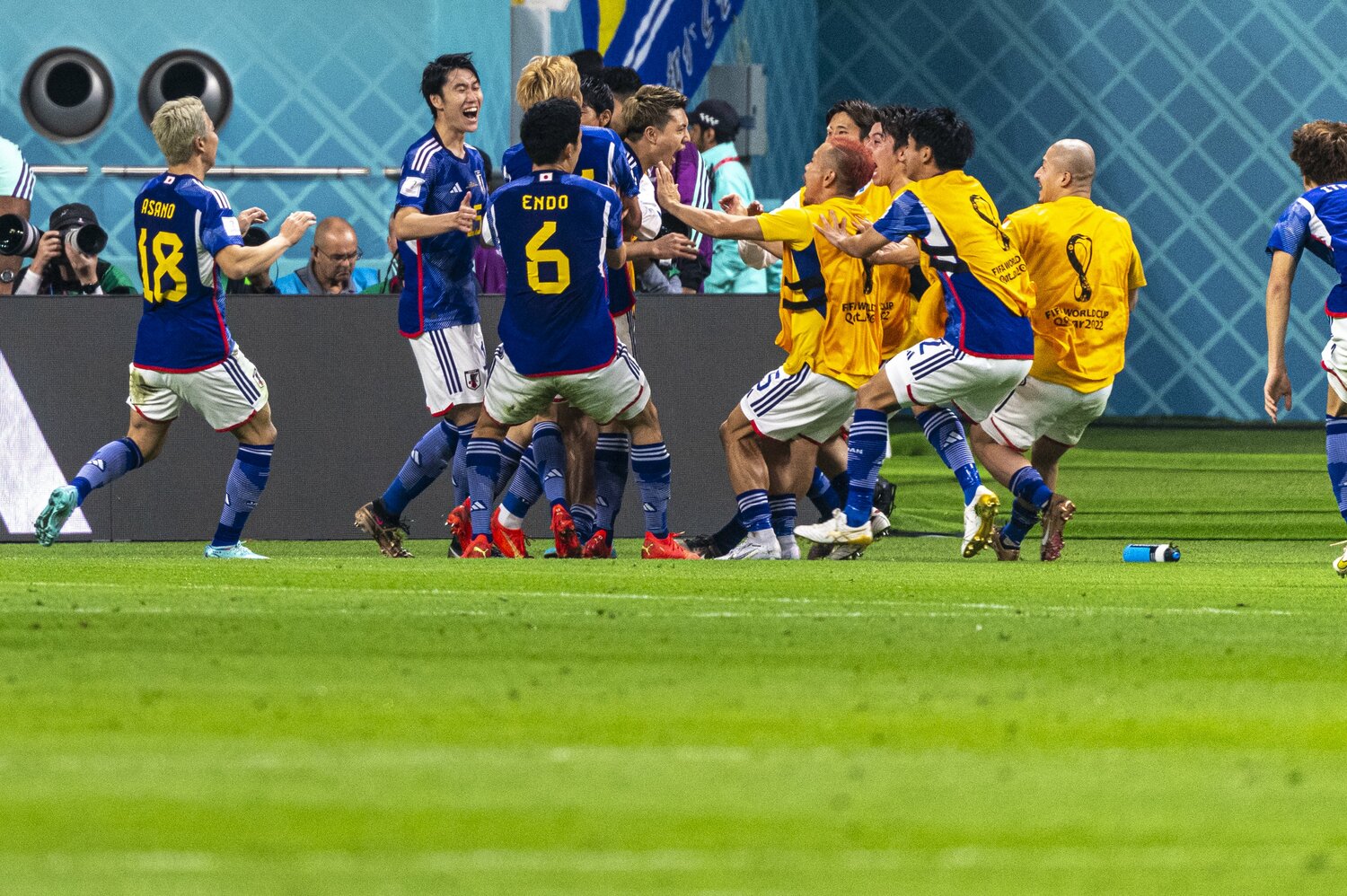 当地は「鎌田と日本のサッカー事情」に興味津々らしい　©Takuya Sugiyama/JMPA