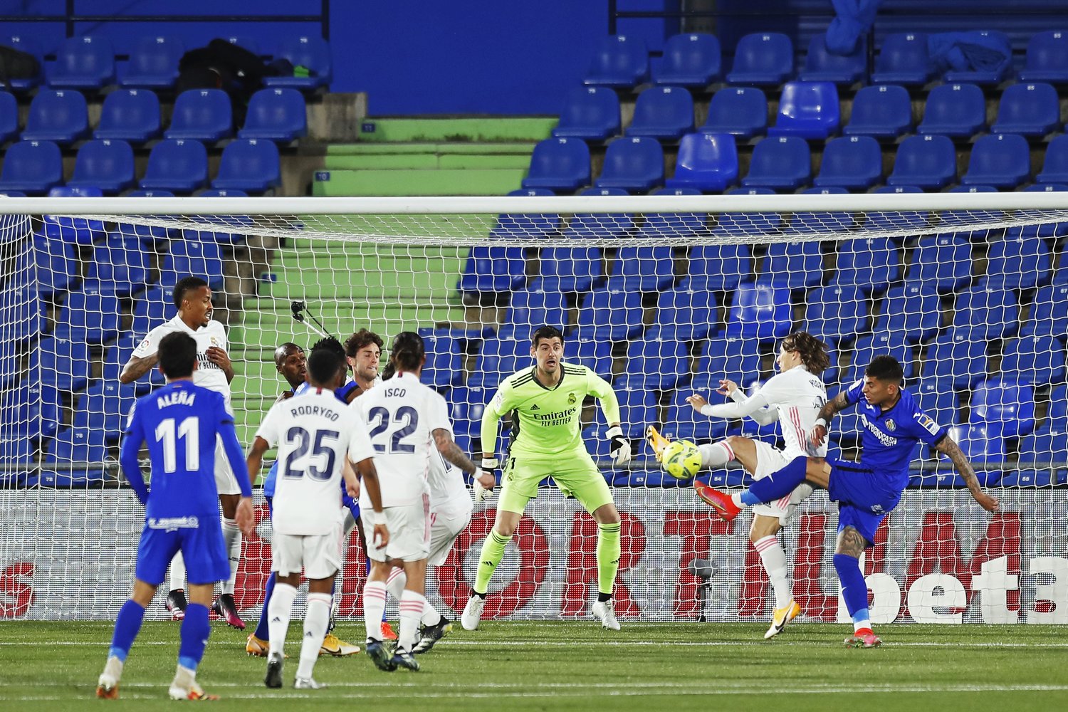 モドリッチまでもが身体を投げ打ってヘタフェの攻撃を凌ぐ©Daisuke Nakashima