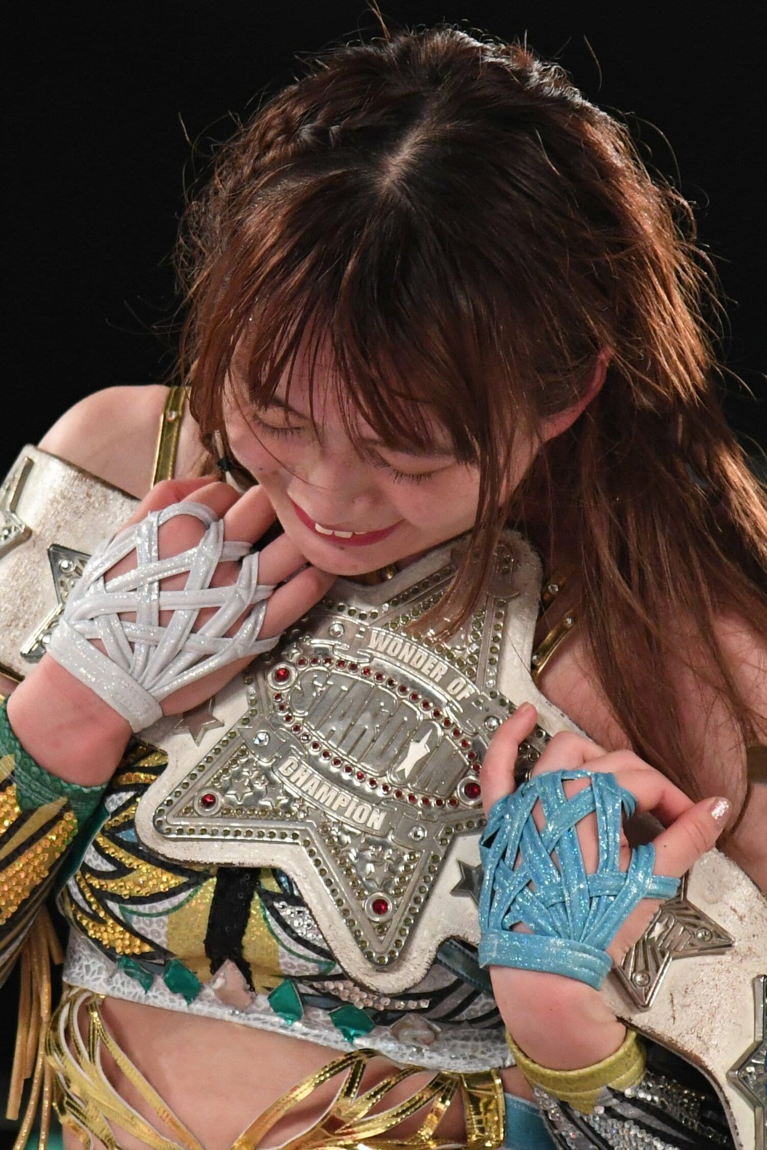 2022年8月21日、ひめかを相手に9度目の防衛を果たし、白いベルトを抱きしめる上谷沙弥