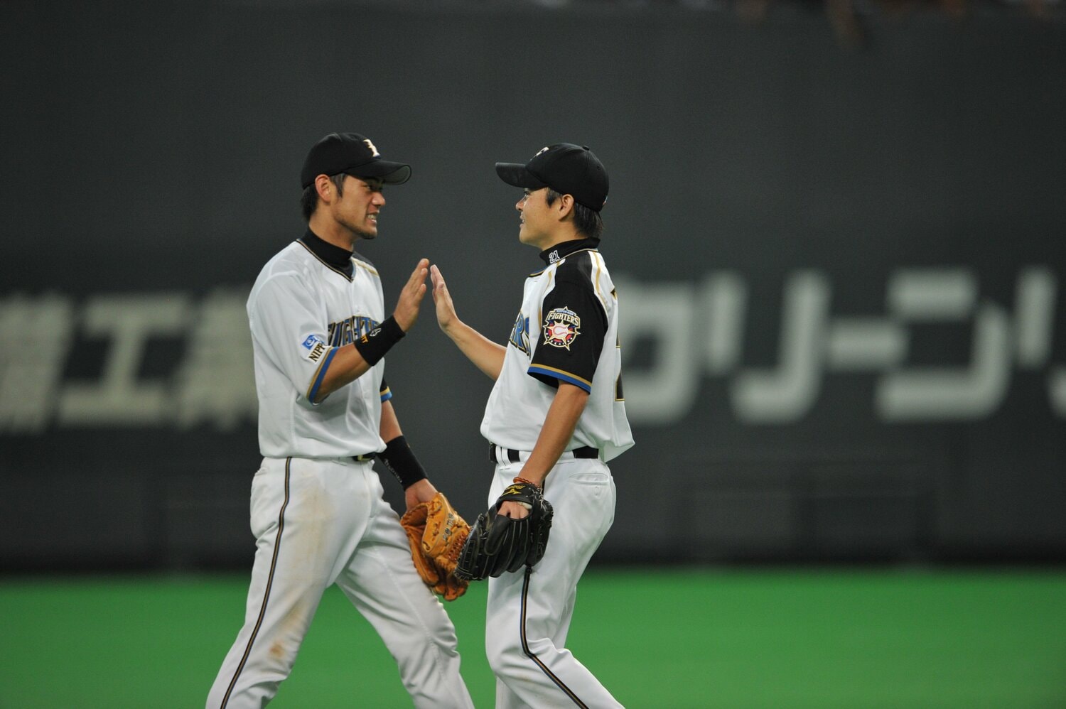 守護神・武田久（右）とハイタッチする飯山裕志。守備のスペシャリストとしてチームに貢献した（2010年）©︎Hideki Sugiyama