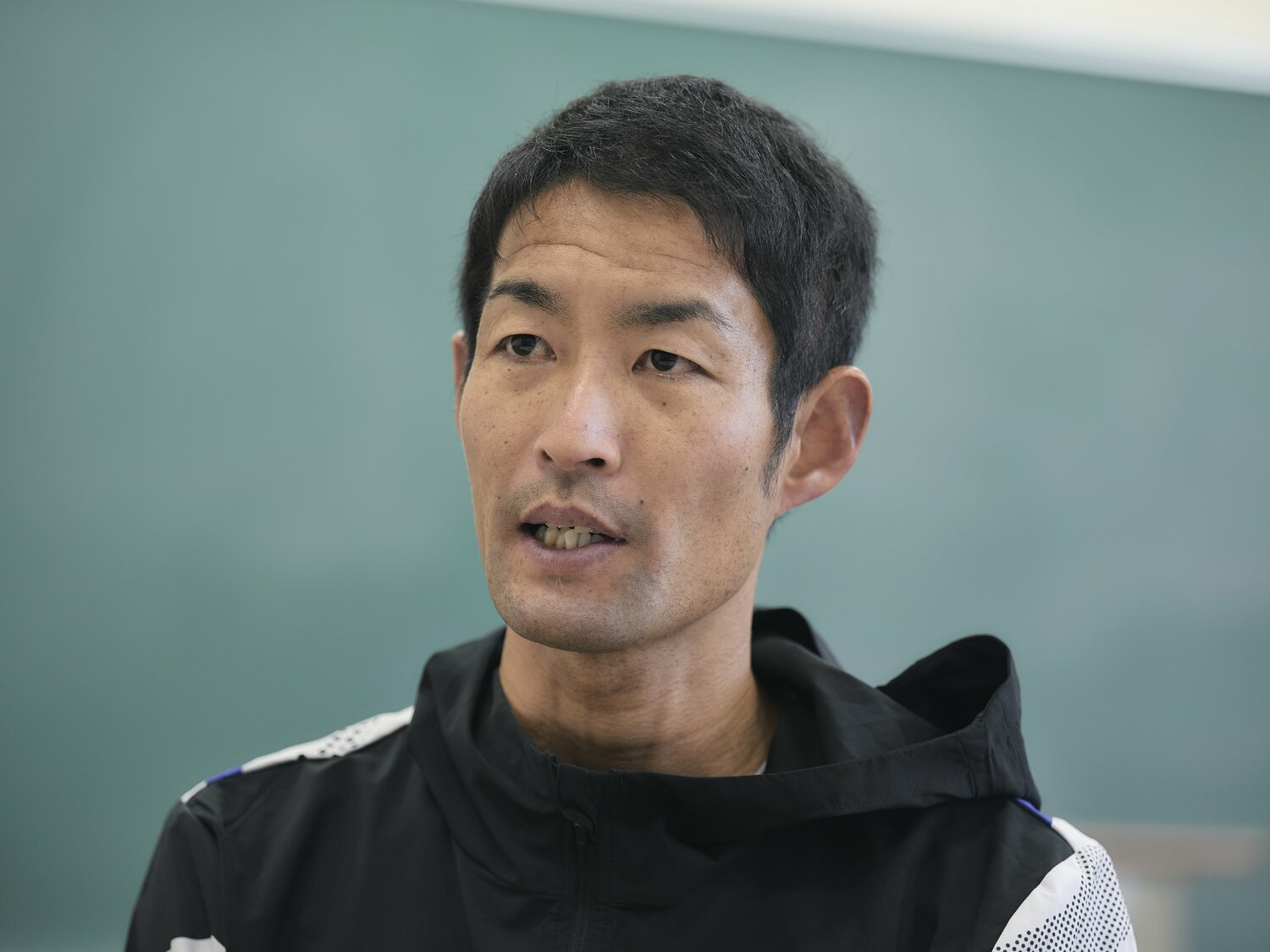 洛北高校陸上を指導する難波。順大時代は4年連続で箱根路を駆けた名ランナーでもある　©Yuki Suenaga