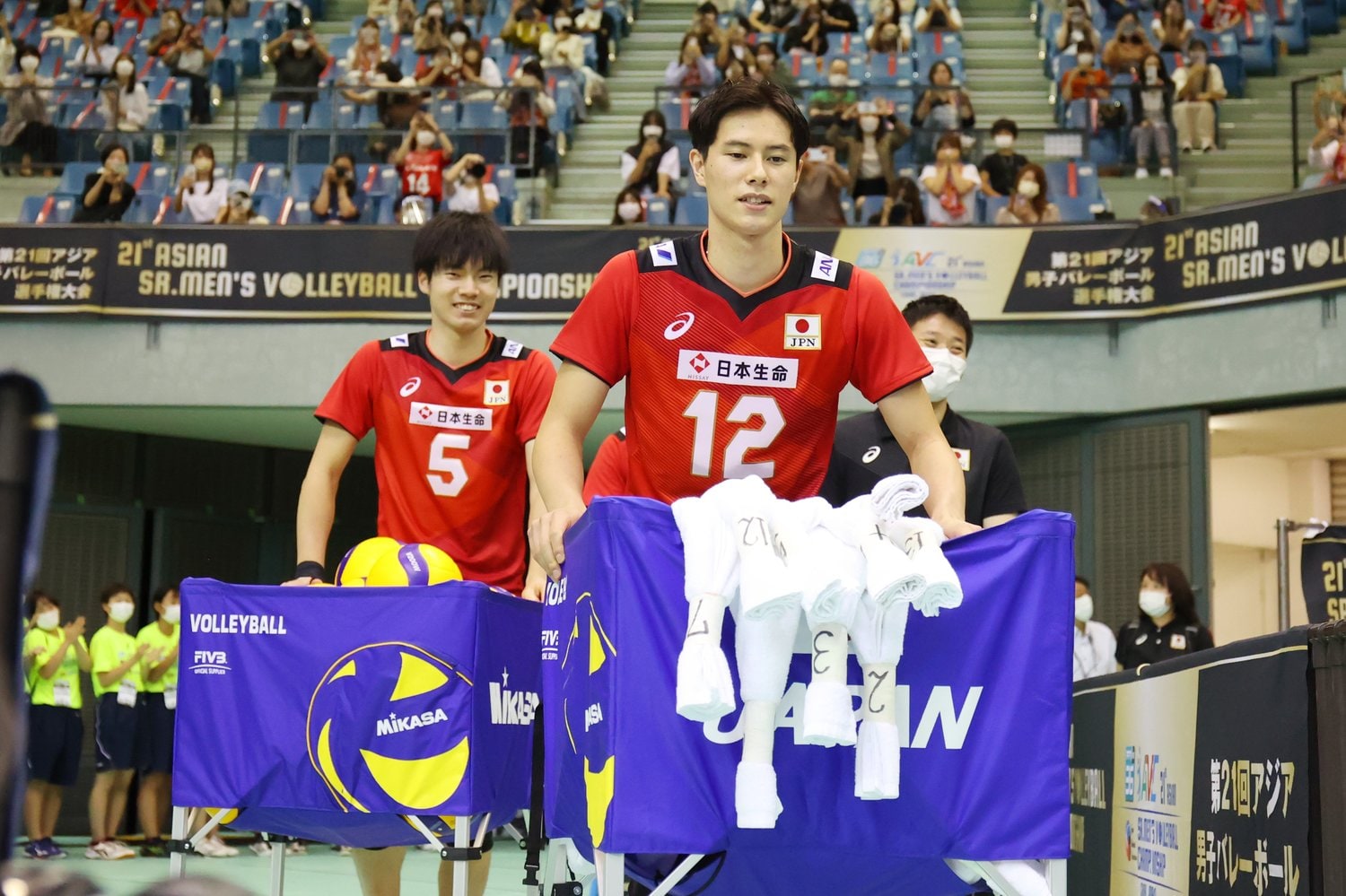 ともに大学生として東京五輪を経験した大塚達宣（早大）とボールを運ぶ高橋藍　©︎YUTAKA/AFLO SPORT