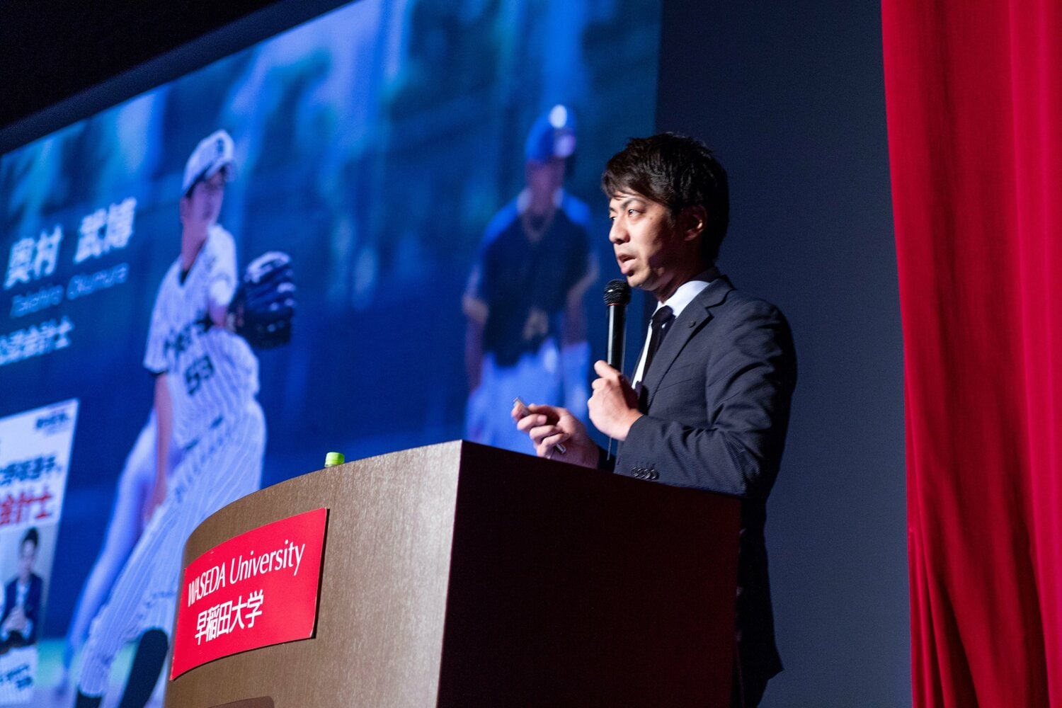 早稲田大学で講演を行う奥村さん（本人提供）