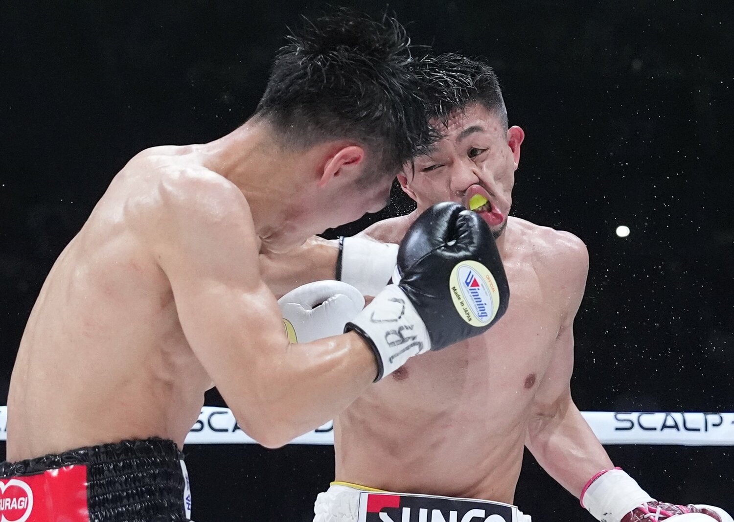 中谷潤人の顔面をとらえていた西田凌佑のカウンター　©Naoki Fukuda