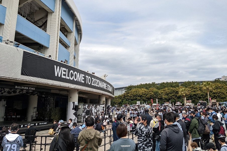 2時間前でもスタジアム周辺はソーシャルディスタンスを取りながら、こんな状態に