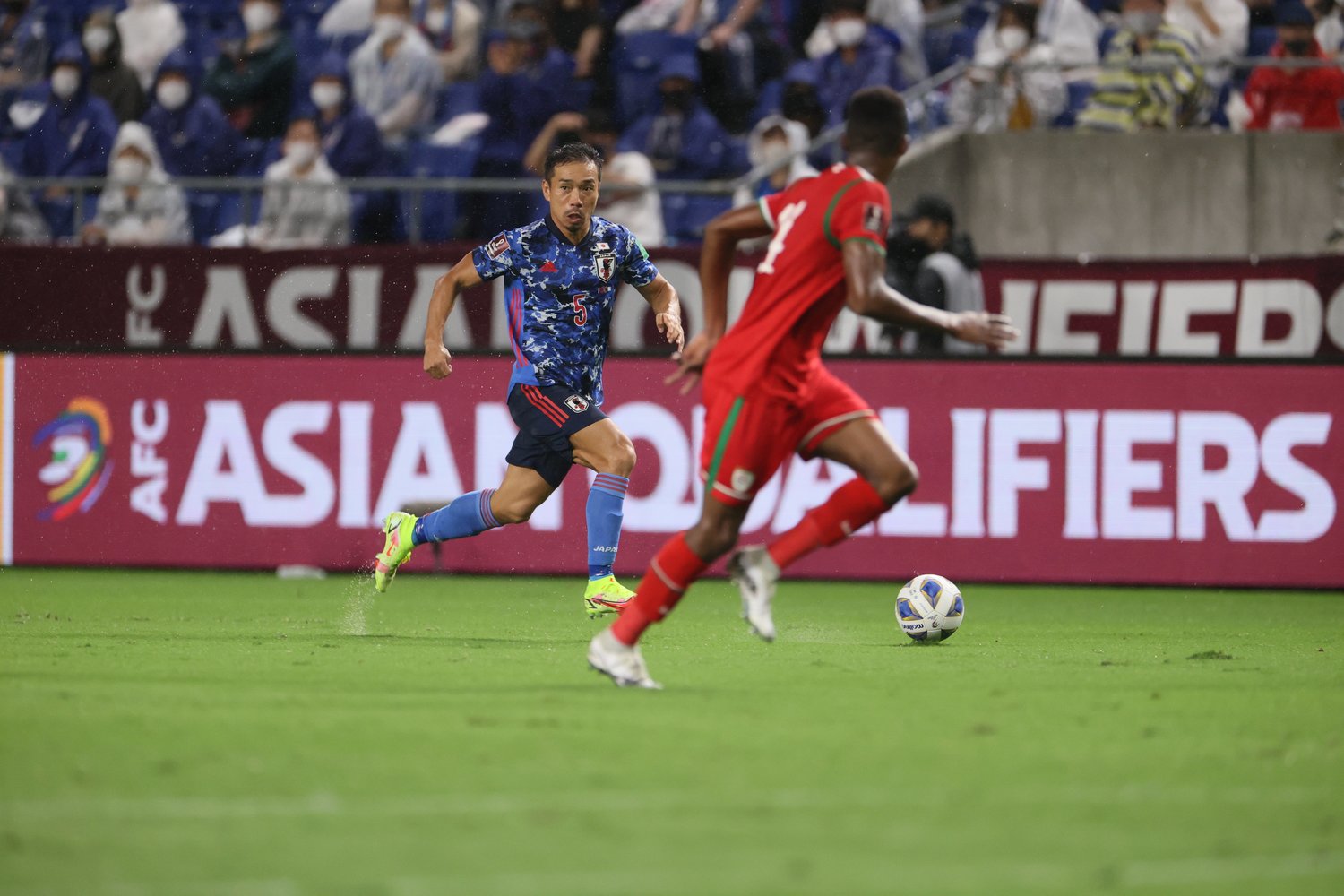 パスあるいはシュートという選択の判断に迷いがあるようにも見えた　©JMPA