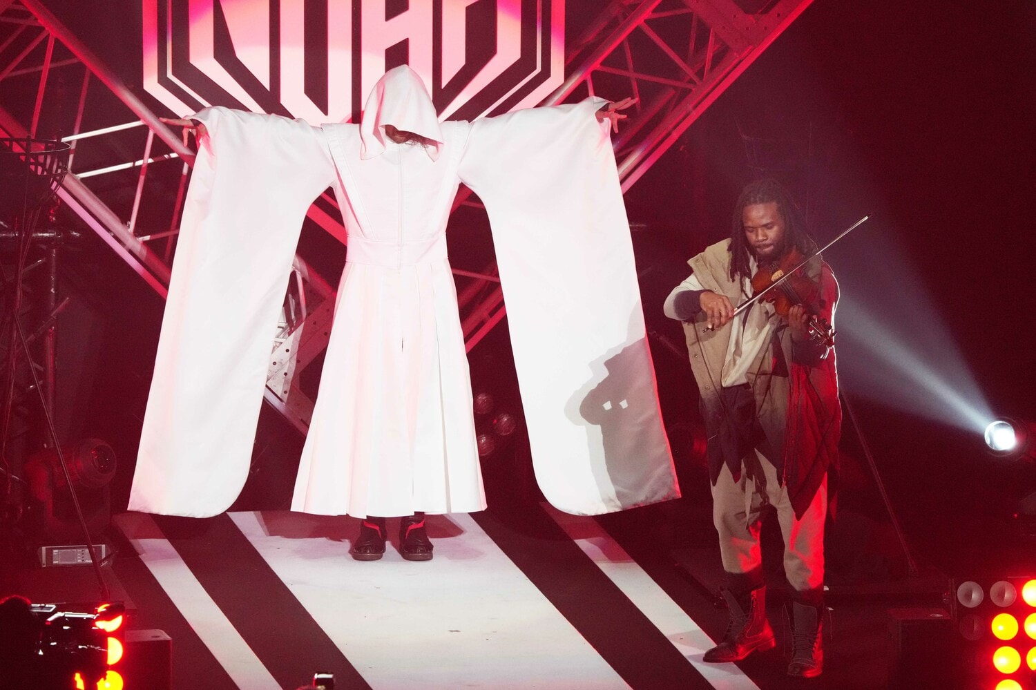 ヴァイオリン奏者リー・イングランドJr.が『The Rising Sun』を奏でるなか、白装束で姿を現した中邑真輔