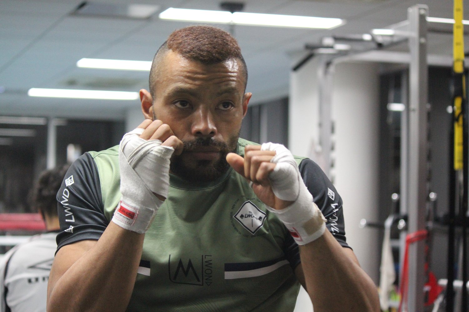 高校の先輩が経営するアパレルブランドから提供されたトレーニング着で練習に励むハウバート・ダン　©︎Shimei Kurita