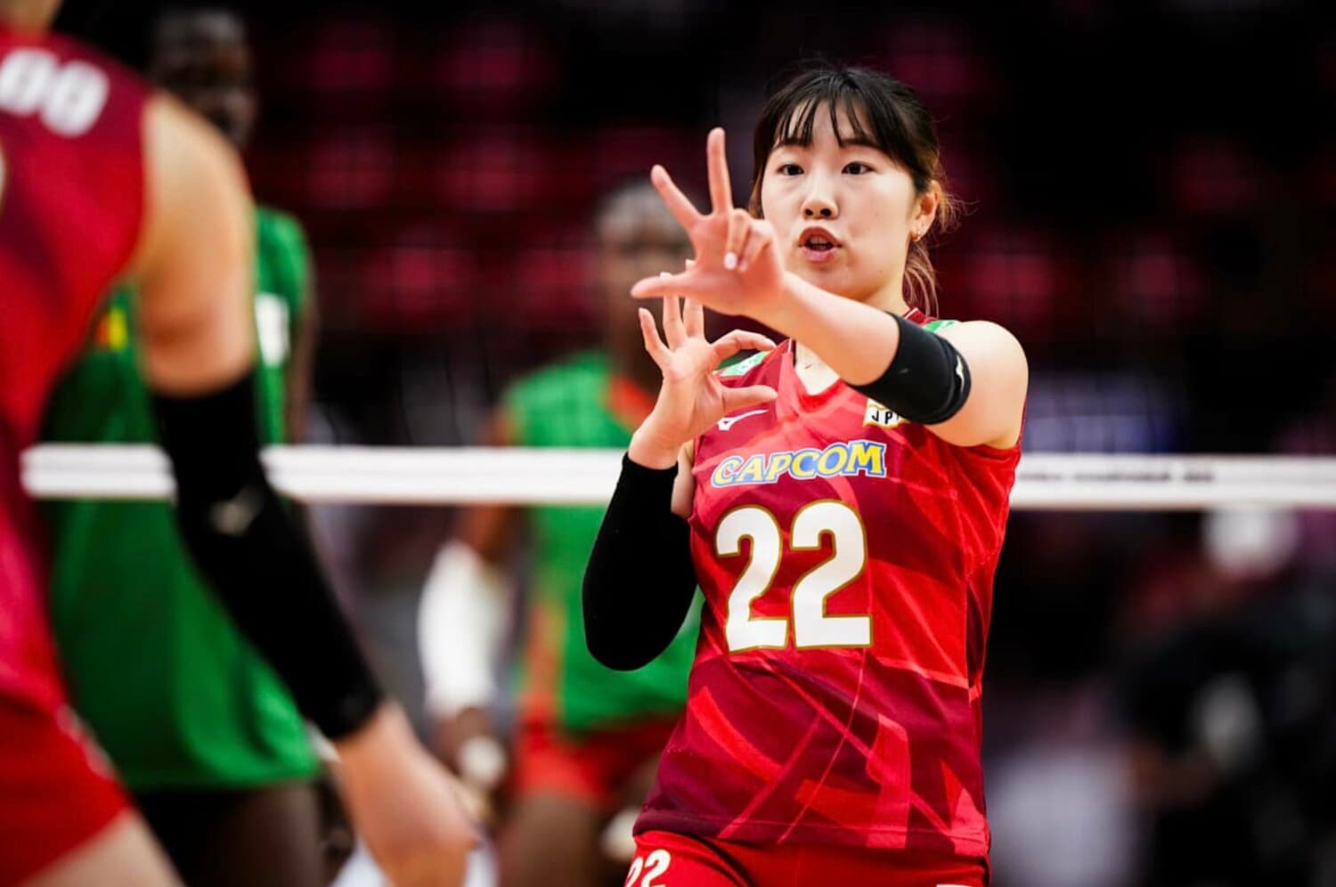 試合を決める一打を石川真佑に託したセッター中川つかさ　©︎Volleyball World