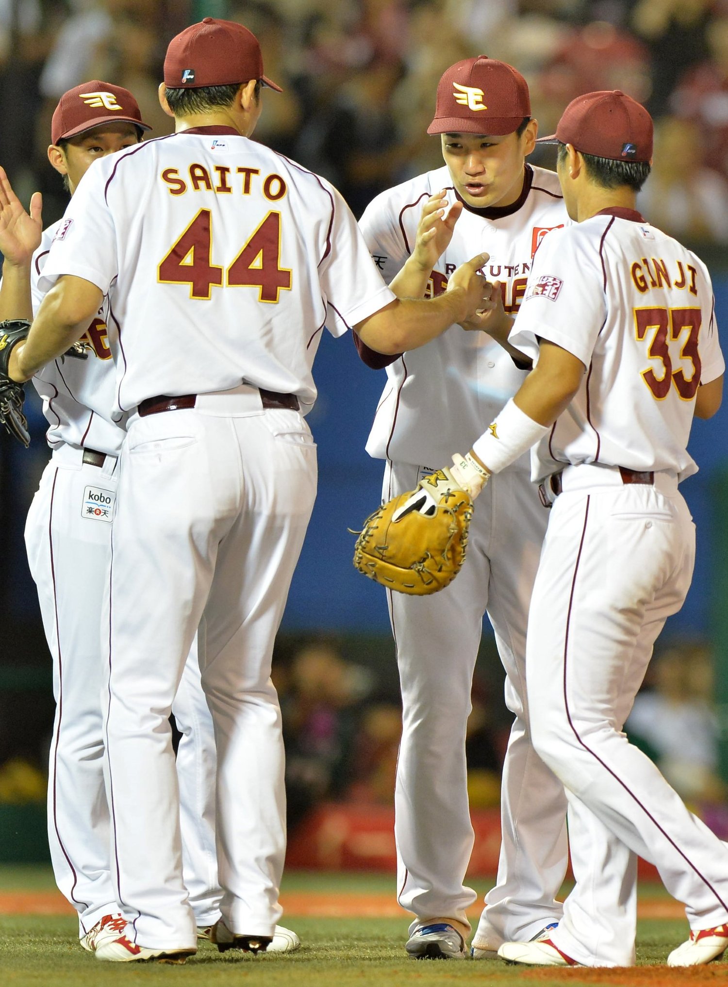 2013年10月、24勝目をあげた田中将大にウイニングボールを渡す斎藤 ©Sankei Shimbun