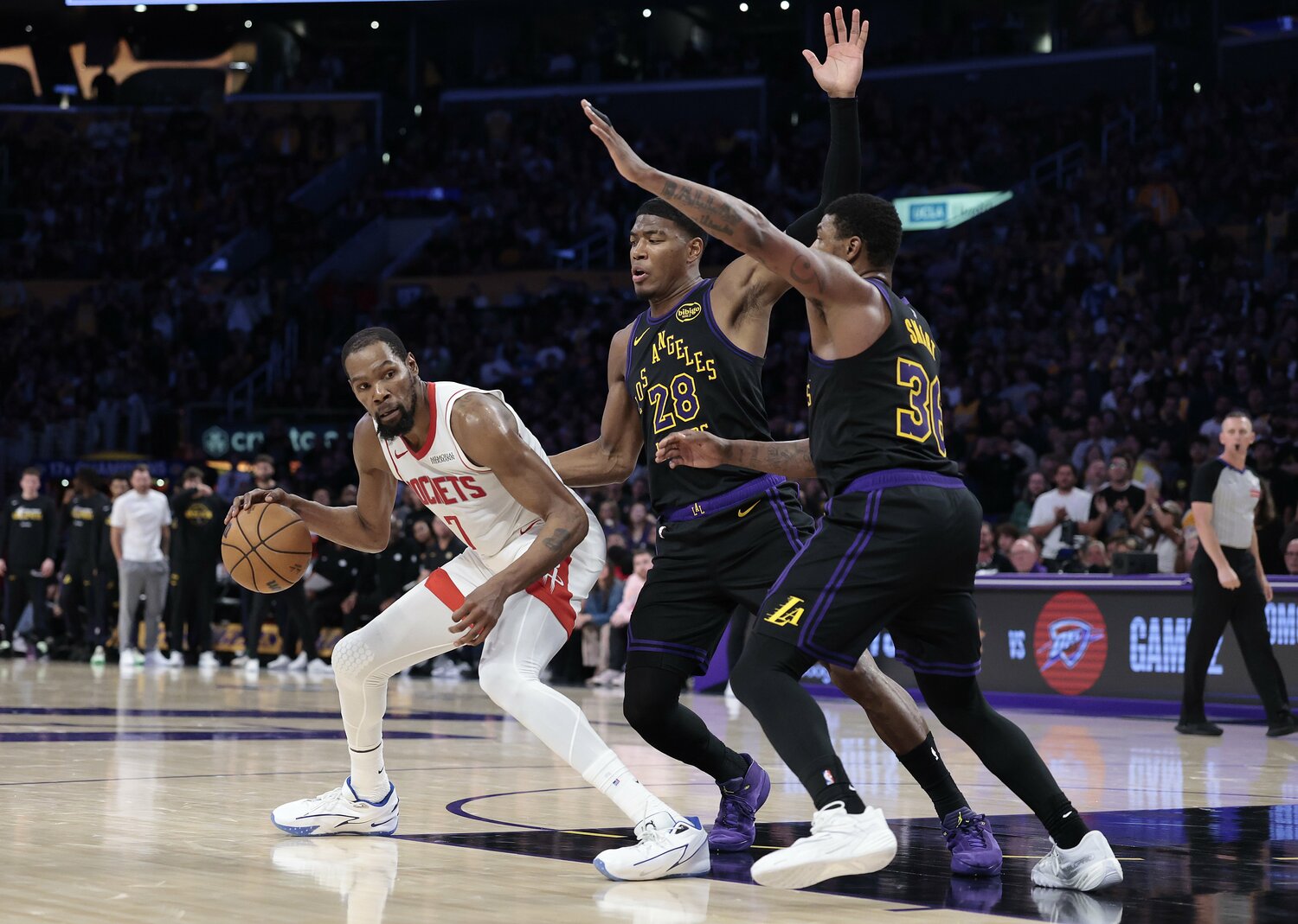 八村塁とマッチアップするデュラント(左) ©︎Getty Images