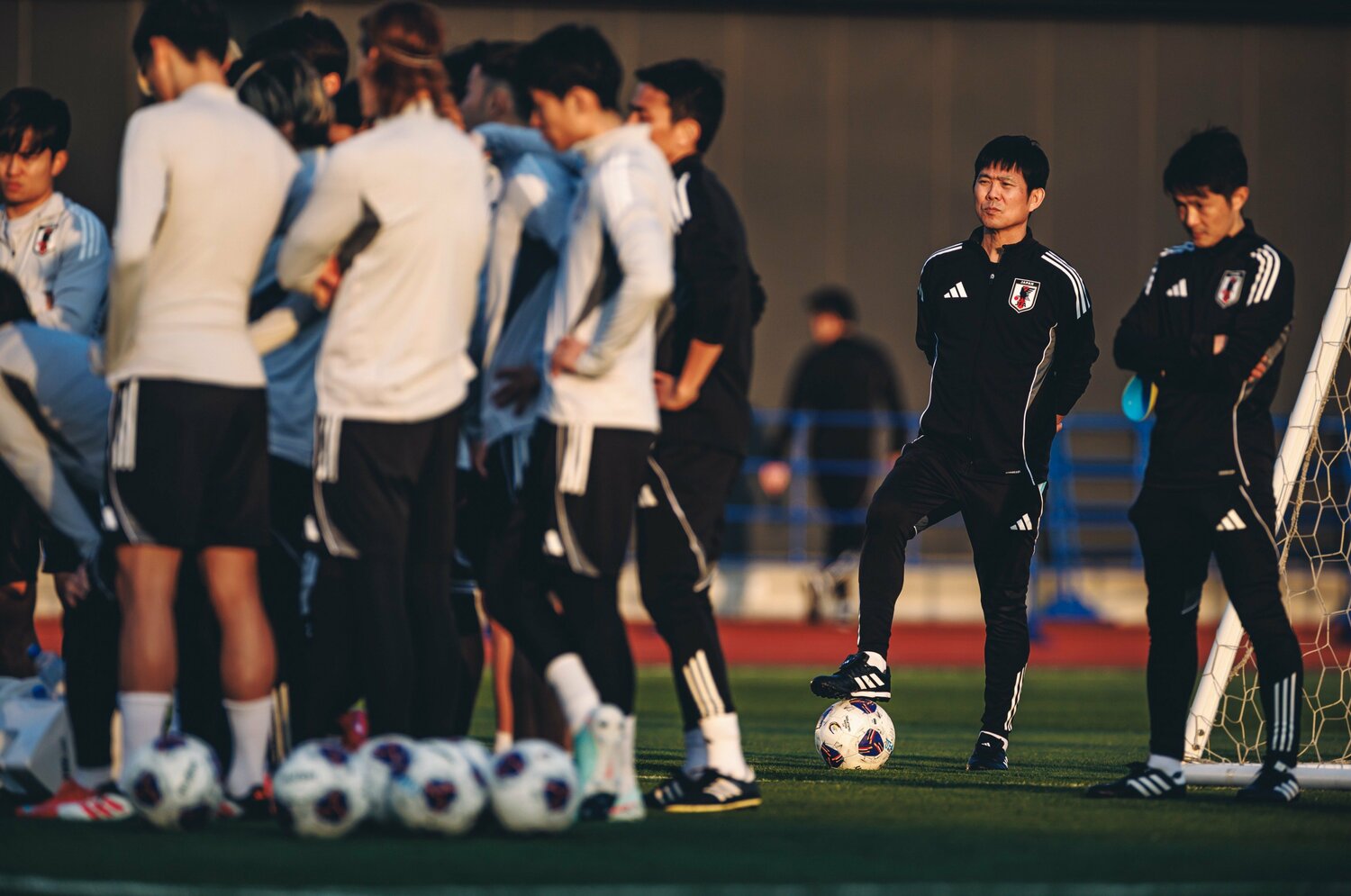 「代表海外組の帰国はチャーター便で」「日本でも欧州時間で活動」W杯最終予選最速突破への“徹底準備”の内実をバックアップ責任者に聞く！＜Number Web＞ photograph by Kiichi Matsumoto