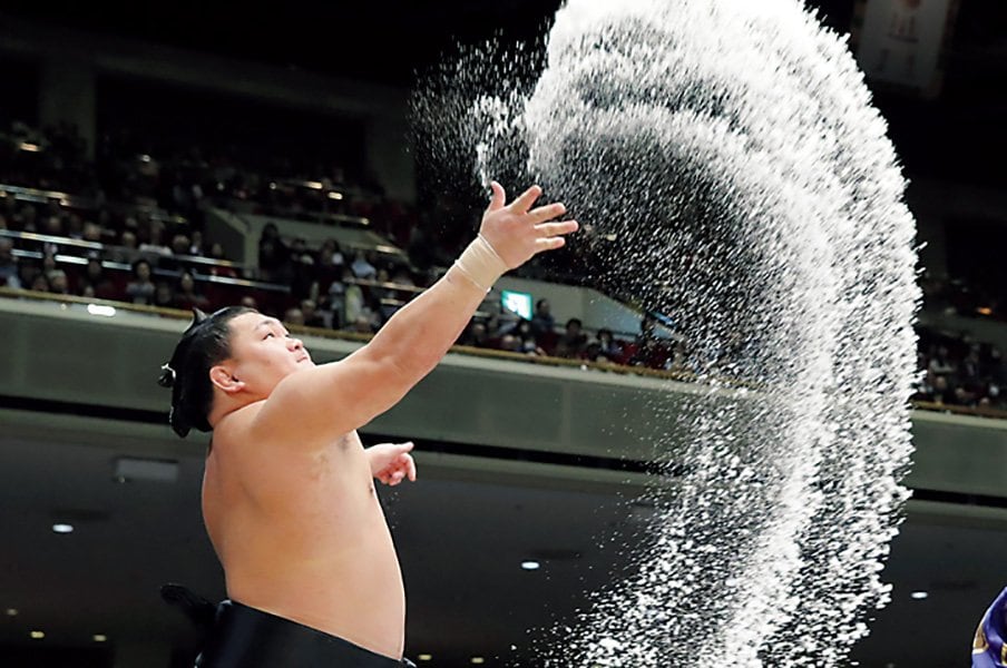 大相撲・東京場所で土俵に舞う「清めの塩」は合計650kg！ 使用する“超有名CM塩”のお値段は？＜Number Web＞ photograph by KYODO