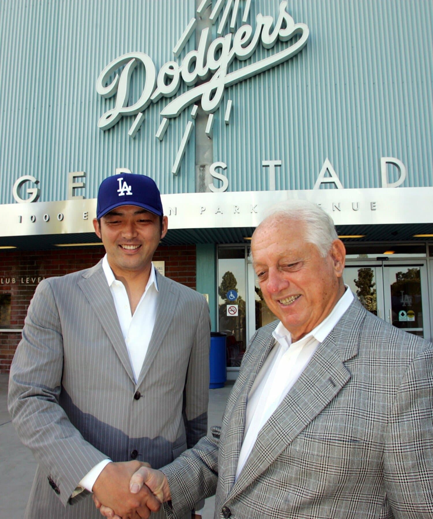 ドジャースとマイナー契約を交わし、ドジャースタジアムでトミー・ラソーダ氏（右）と握手　©JIJI PRESS