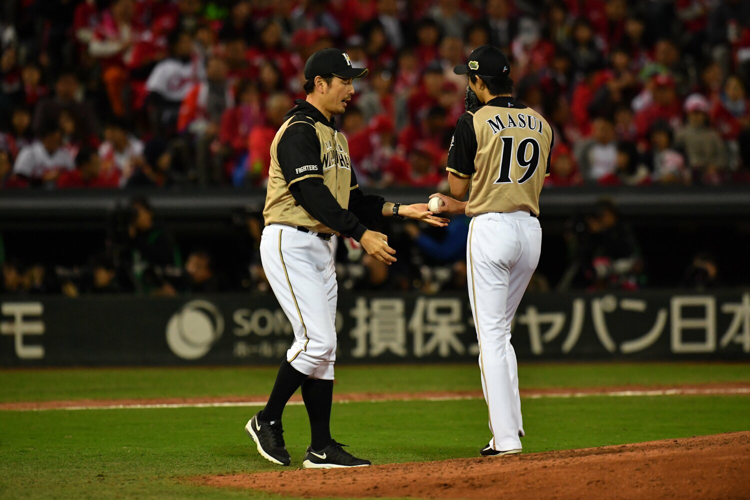 2016年、日本シリーズでの吉井投手コーチ ©Takuya Sugiyama