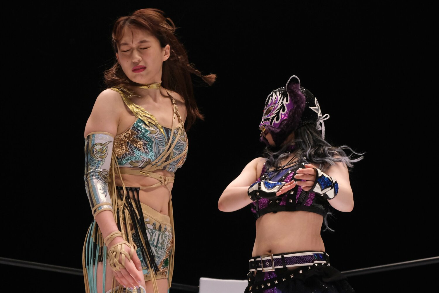 リング中央で向き合ってから、上谷の頬をビンタ