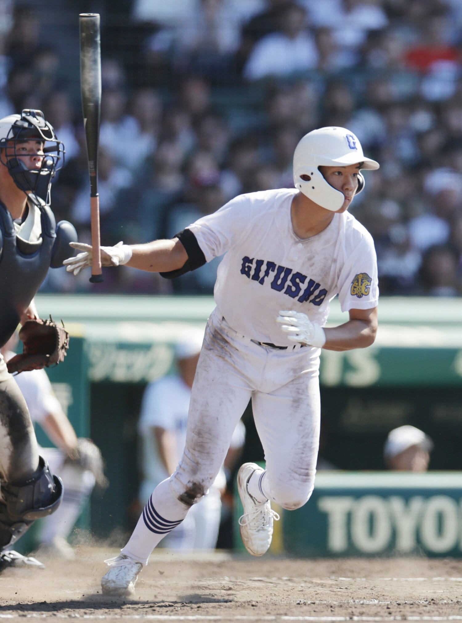 県岐阜商四番・坂口路歩。黒いバットのボールが当たる部分の色落ちが激しい　©JIJI PRESS