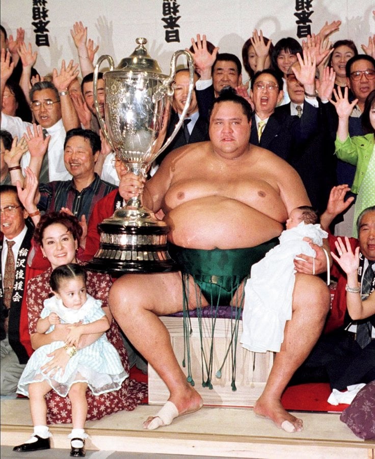 '00年名古屋場所で19場所ぶりの復活V。念願の家族との優勝写真となった　©︎JIJI PRESS