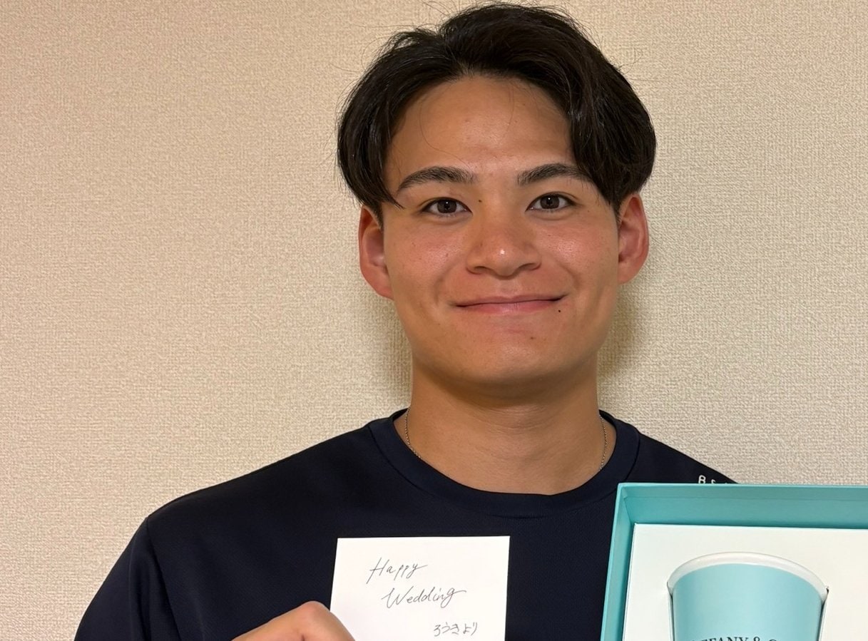 佐々木朗希から贈られたプレゼントを手に…　©Chiba Lotte Marines
