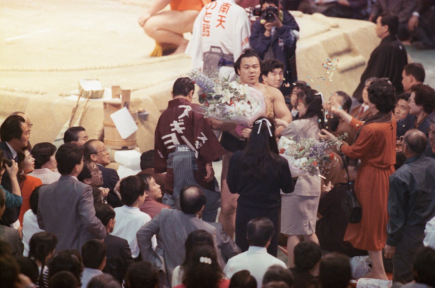 通算1000勝を達成し、花道で祝福される千代の富士　©JIJI PRESS