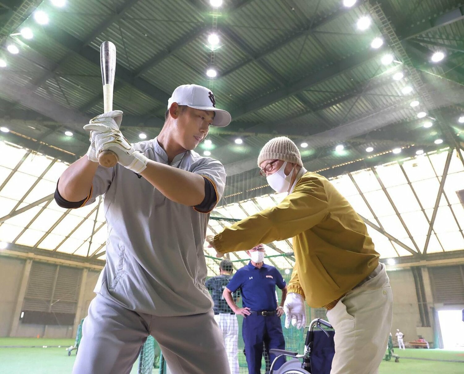 長嶋茂雄さんに指導される中田翔（2021年9月）©︎JIJI PRESS