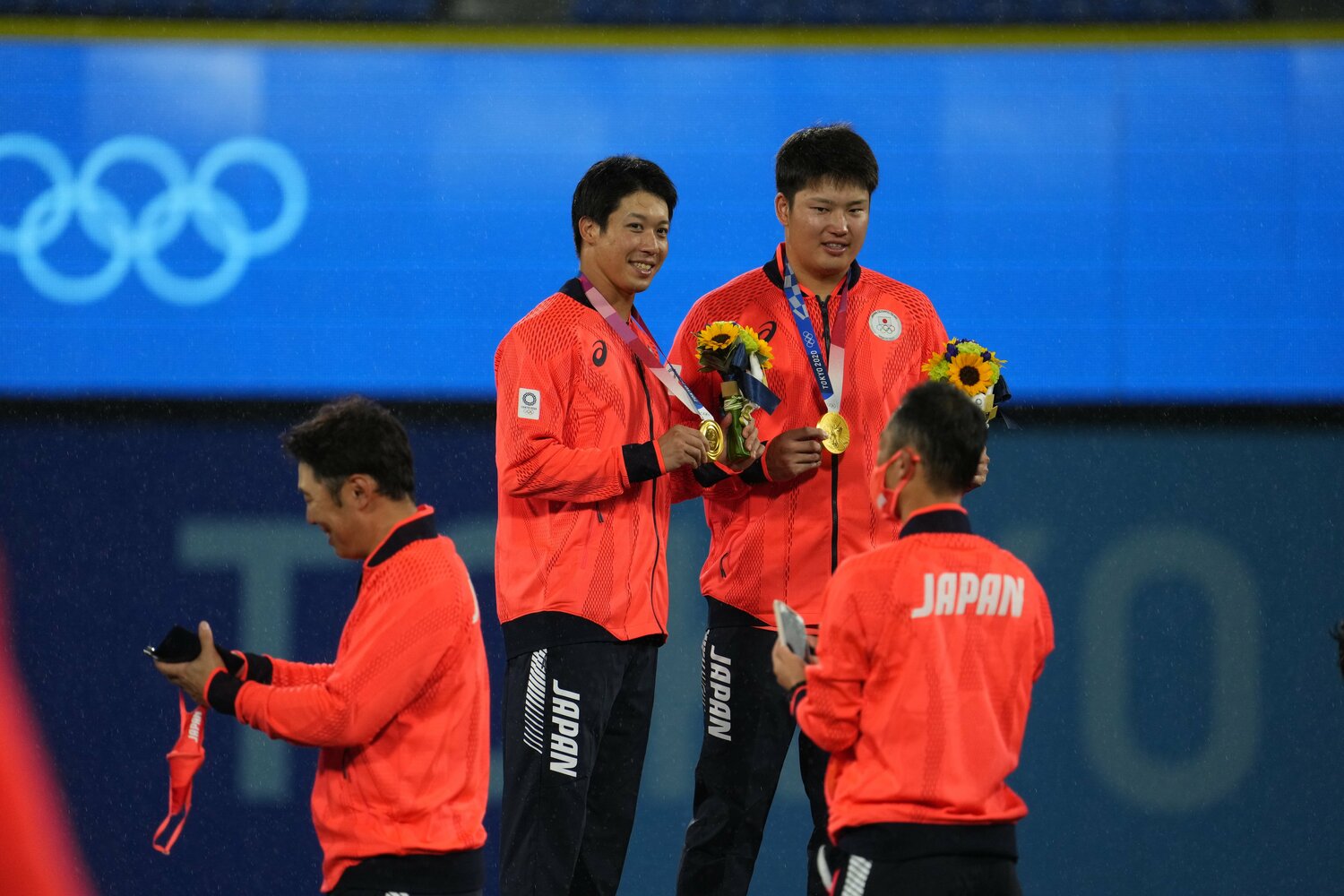 東京五輪の金メダルに貢献し、村上宗隆と写真撮影する山田哲人 ©︎Masaki Fujioka/JMPA