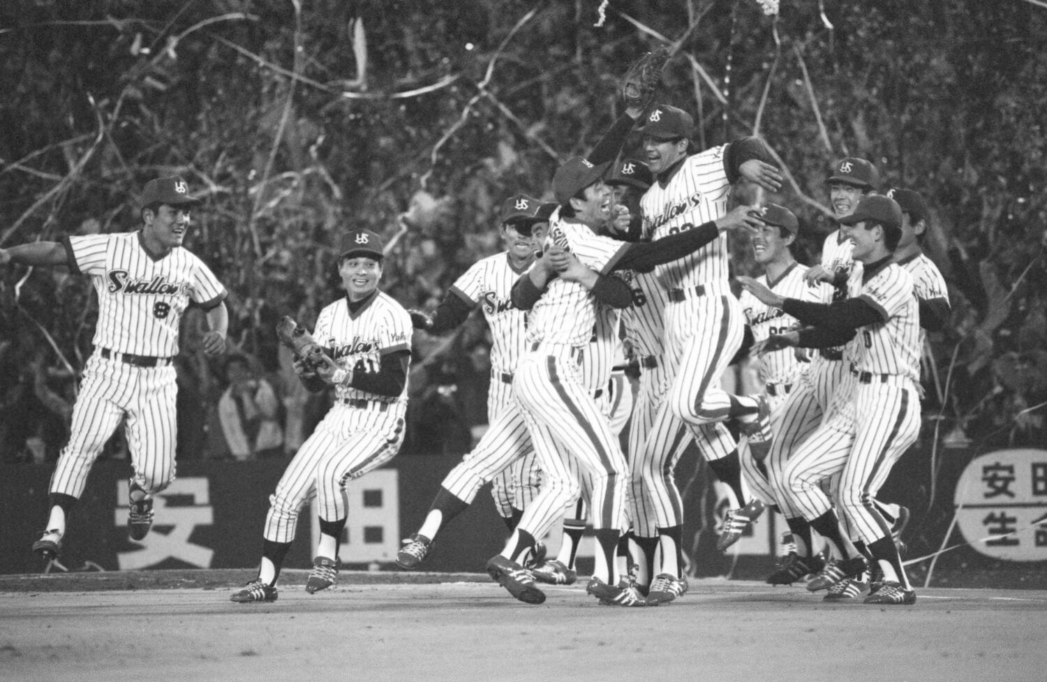 1978年の日本シリーズ第7戦、完封勝利をあげた松岡弘を中心に歓喜の輪を作るヤクルトの選手たち　©JIJI PRESS