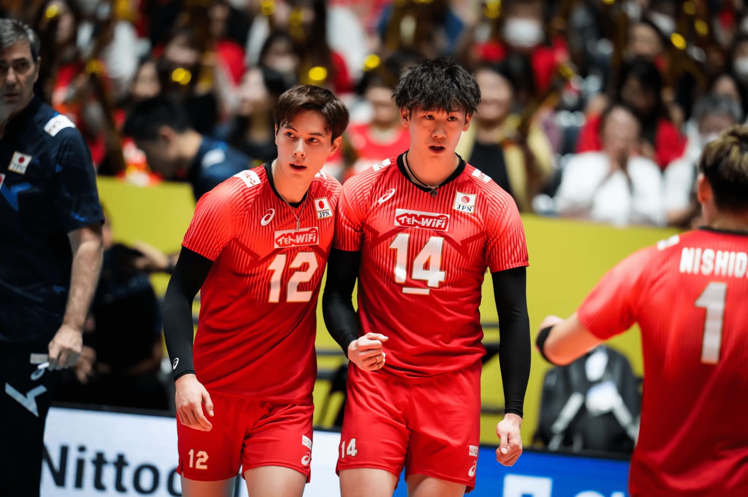 現在イタリア・セリエAでプレーする石川祐希（右）と高橋藍　©︎FIVB